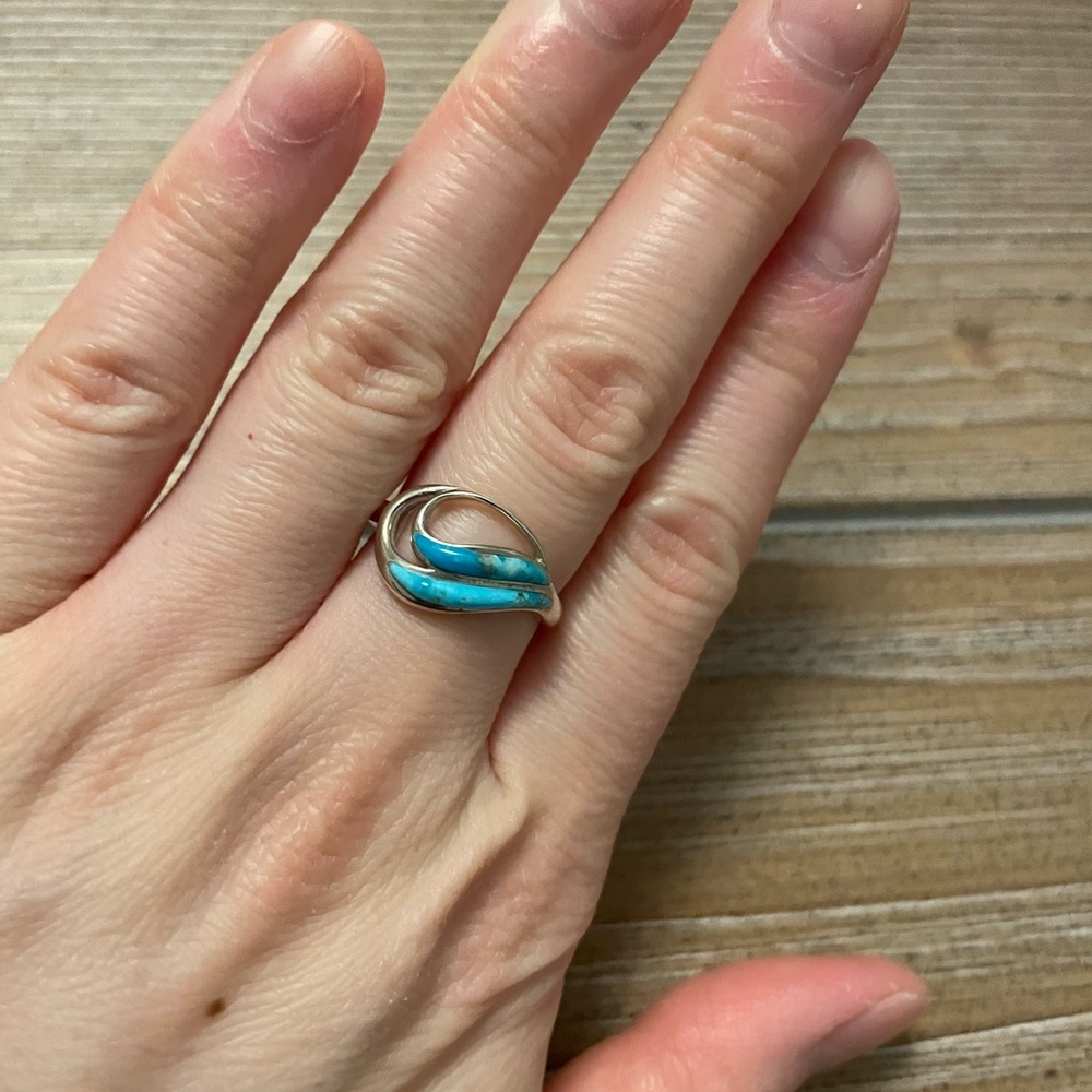 Elegant Sterling Silver and Turquoise Ring